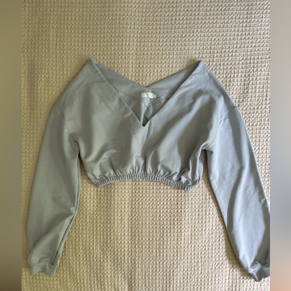 NWOT!! Never worn baby blue off-shoulder cropped top from Meshki - Picture 2 of 6